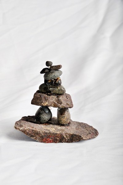 Inukshuk在白色背景