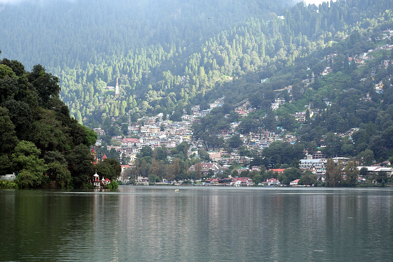 美丽的湖和山在北阿坎德邦