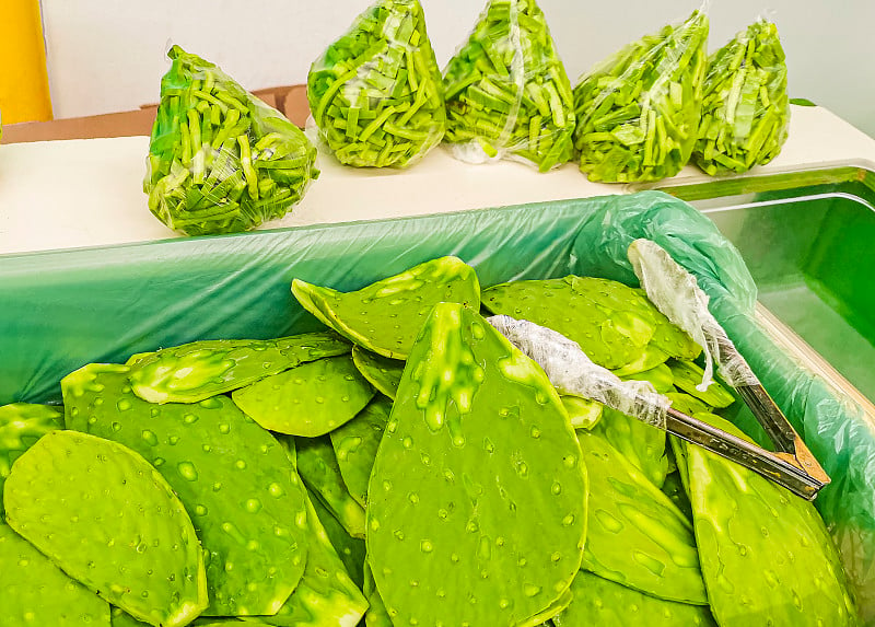 墨西哥仙人掌切片食品食用在普拉亚德尔卡门超市墨西哥绿色质地。