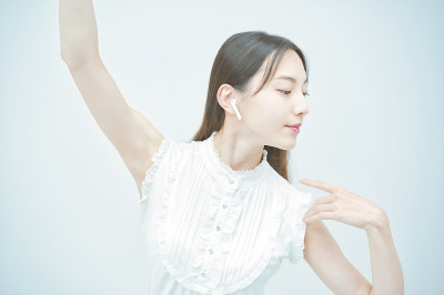 亚洲年轻女子翩翩起舞