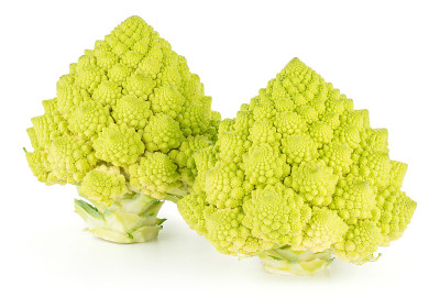 新鲜的绿色罗马花椰菜孤立在白色