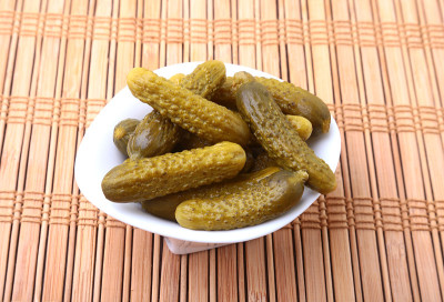 泡菜。一碗腌黄瓜，有拷贝空间的黄瓜。酸黄瓜。