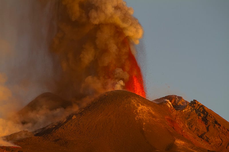 爆炸性的火山活动带着黎明的色彩