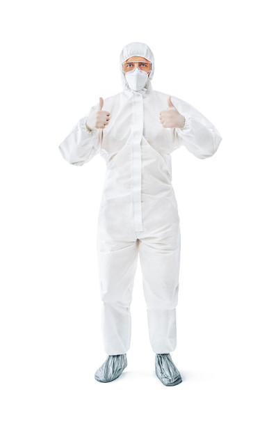 穿着防护服的医生竖起大拇指