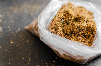 黑色背景上的烟草塑料袋