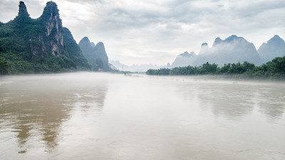 雨后阴沉一天漓江水面的鸟瞰图