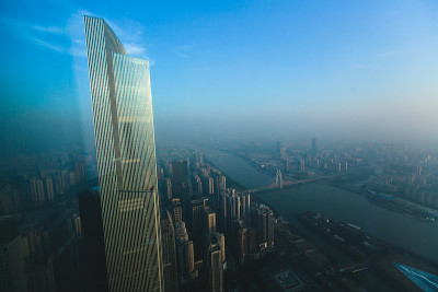 美丽的广角鸟瞰图的广州，广东，中国与天际线和风景以外的城市，从观景台