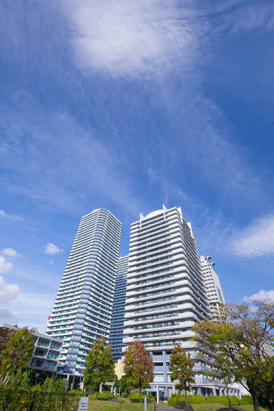 日本横滨车站周围的高层建筑和公寓