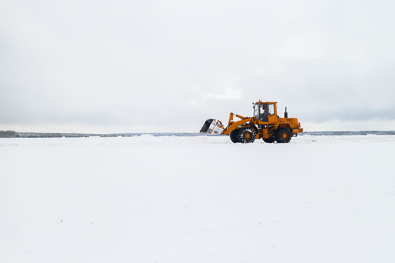 雪清算。拖拉机在大雪后清理道路。