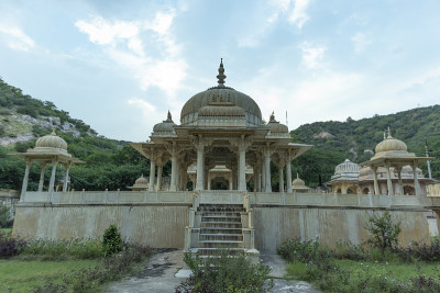 Maharaja Sawai Mansingh II和家族的大理石纪念碑。印度拉贾斯坦邦斋浦尔的盖托