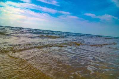 海浪冲击着海滩