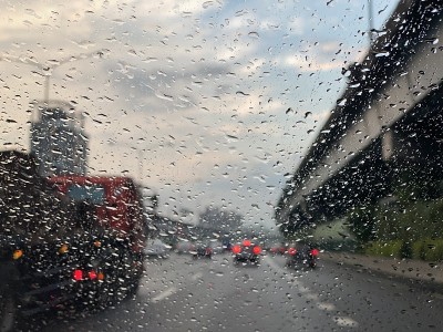 雨点落在车窗上