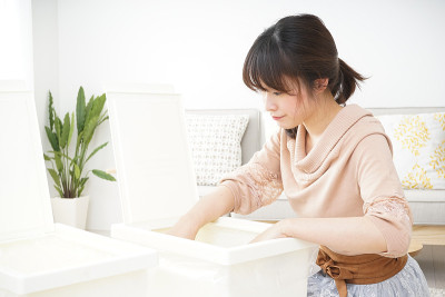 年轻女子在分类废物