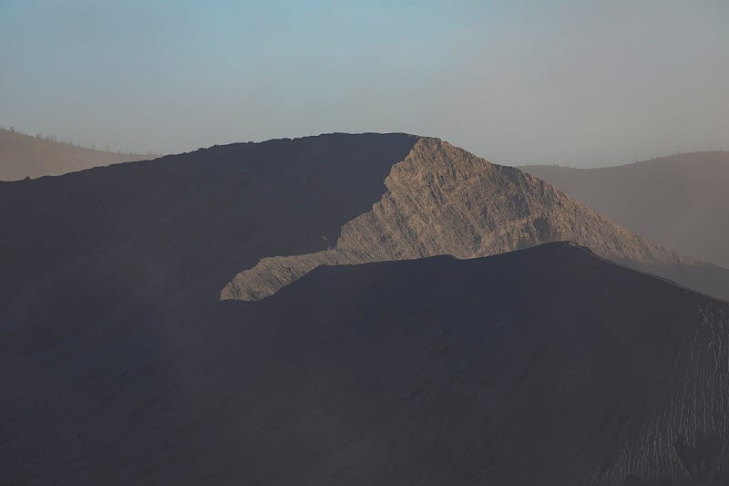 特写的剪影的火山口的布罗莫火山，印度尼西亚