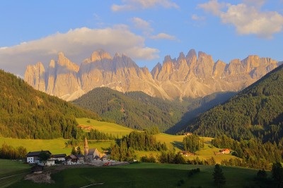 在Dolomites集团前的圣玛格达莱娜村，