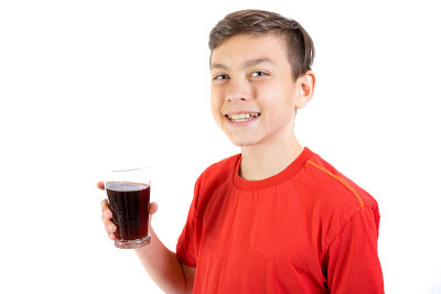 年轻的白人男孩喝可乐