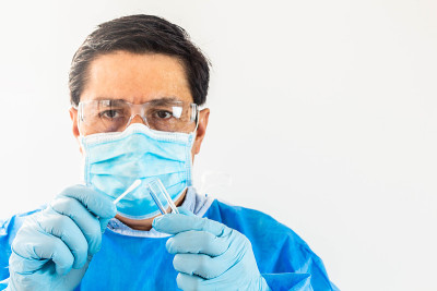 医生用鼻拭子和试管进行冠状病毒检查
