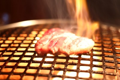 用木炭烤肉