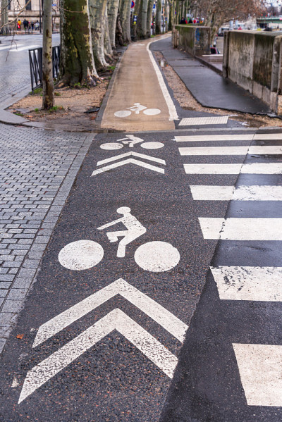 沿着街道标明了自行车道