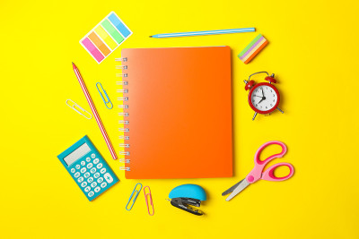 学校用品以黄色为背景，留出文字空间