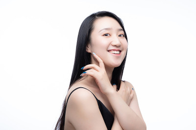 一位年轻的亚洲美女