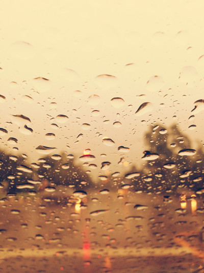 在雨天，车外，从车座上看。关注雨