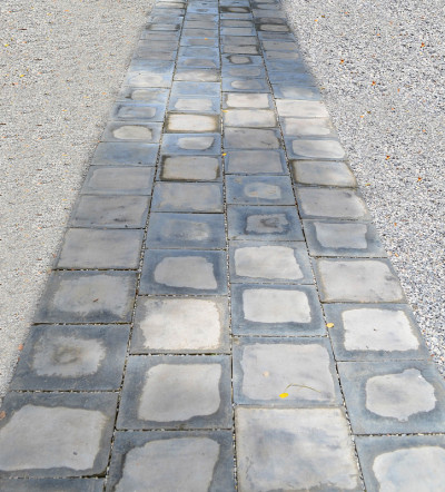 灰色水泥块路面