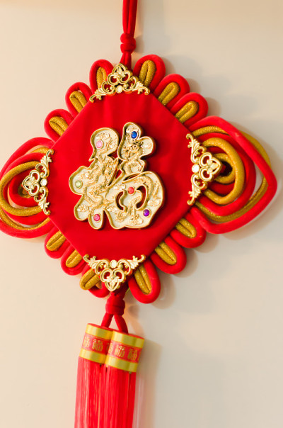 农历新年的幸运结装饰。中国书法傅,