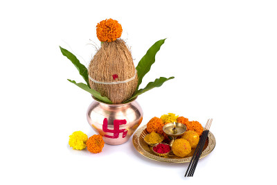 铜Kalash椰子和芒果叶和pooja thali与diya, kumkumum和糖果与花卉装饰在白