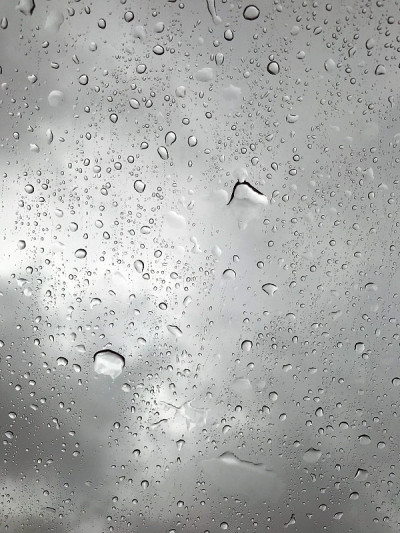 小雨打在玻璃上