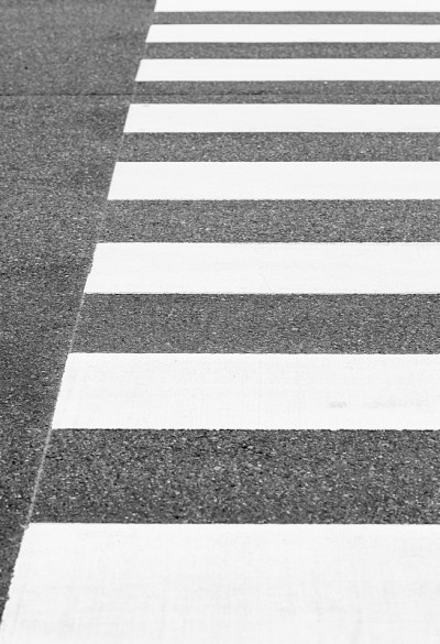 近距离斑马线从空的街道