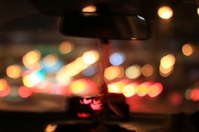 夜间的道路景观从出租车内计程表自然光街道和其他车辆是运动模糊，在夜间行驶的时间。