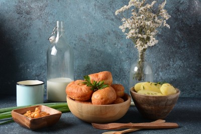 美味的乡村早餐。包子(Pirozhki)