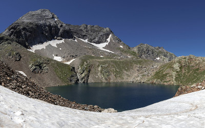 法国比利牛斯山国家公园里的阿拉拉蒂尔山湖映着白雪和深蓝色的天空