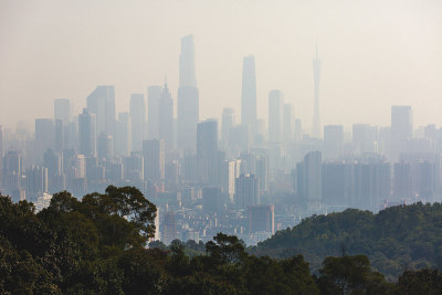 从中国广东省白云山看广州市和珠江新城，阳光明媚的夏日