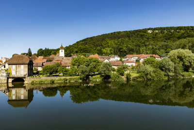典型的小村庄l - isle -sur- doubs