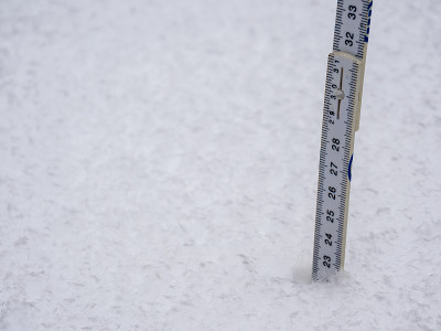 用折尺测量雪的深度