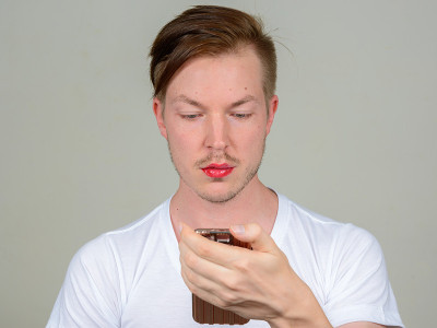 男人用手机化妆