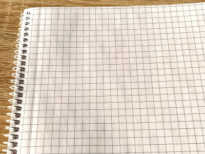 带螺旋的格子笔记本。一个打开的笔记本。软的焦点。副本的空间。为你的文本留出空白页