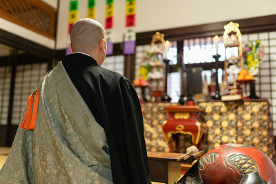 和尚在寺庙里祈祷
