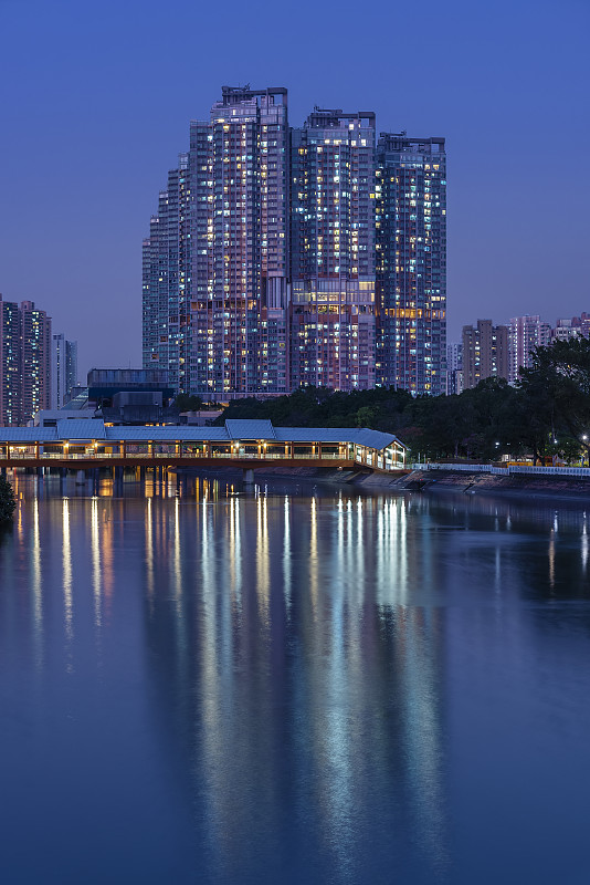 香港城市夜晚的高层住宅建筑