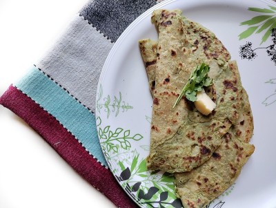 Aloo Matar Paratha或印度马铃薯馅大饼。
