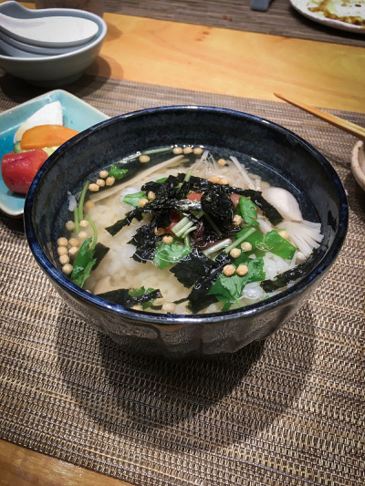 日本餐馆餐桌上的菜