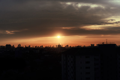 夕阳的余辉照亮了云层