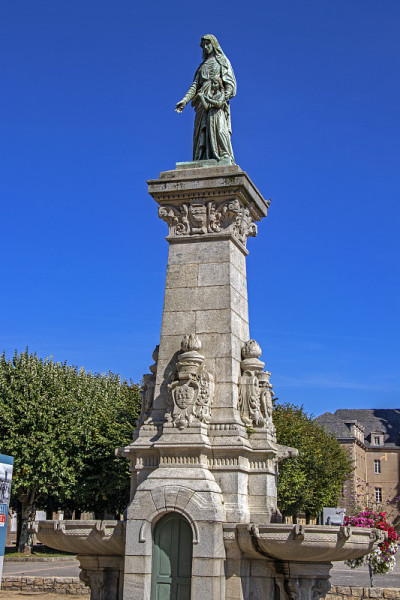 Sainte-Anne-d 'Auray。圣安妮大教堂前的神奇喷泉。Morbihan。布列塔尼