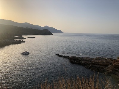 日落在海上，岩石和野生自然在意大利西西里岛