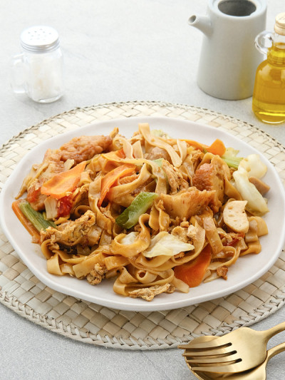 Kwetiaw或Kwetiau是一种在印度尼西亚很受欢迎的中国食物，通过油炸加上鸡肉、海鲜和辅助蔬菜