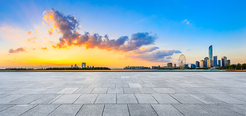 夕阳下的苏州，空荡荡的广场和美丽的城市天际线。