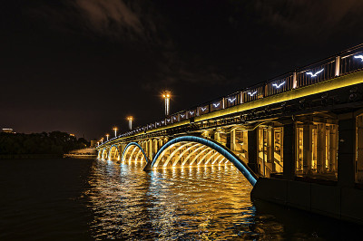 中国长春南湖大桥夜景