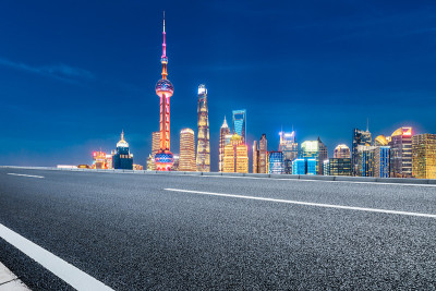 上海的夜景建筑景观和柏油路